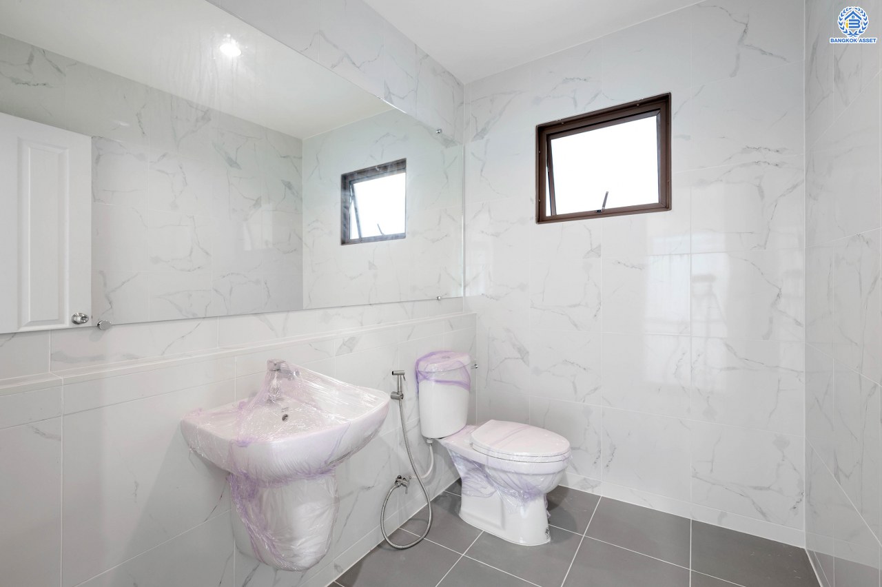 บ้านมือสองตกแต่งใหม่ จากแบรนด์ Sansiri โครงการ เศรษฐสิริ วงแหวน-สุขาภิบาล2 บ้านเดี่ยวหลังมุม เนื้อที่ 70.10 ตร.ว. พื้นที่ใช้สอย 166.20 ตร.ม. ฟังก์ชัน 3 ห้องนอน 3 ห้องน้ำ 1 ห้องแม่บ้าน 2 ที่จอดรถ ติดถนนใหญ่เสรีไทย ใกล้จุดขึ้นทางด่วน "วงแหวน-กาญจนาภิเษก" และ ใกล้รถไฟฟ้าสายสีชมพู "สถานีนพรัตน์"...